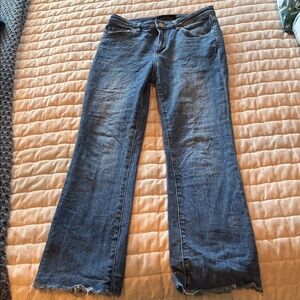 Risen Denim cropped Jeans with Frayed Hem